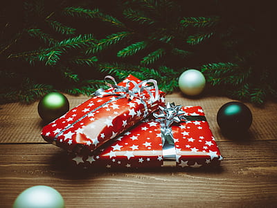 red, ball, present, green thumbnail