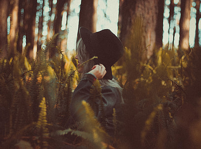 woman in fedora hat and grey jacket thumbnail
