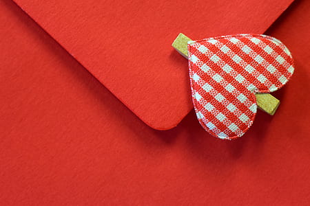 white and red checkered heart pin thumbnail