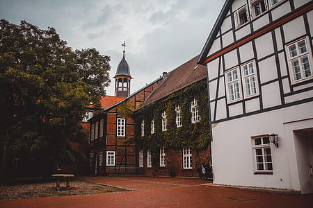 Brown and White Wooden House Photo thumbnail