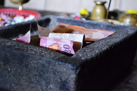 selective focus photo of 20 banknote thumbnail