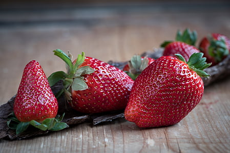 close-up photography of strawberries thumbnail