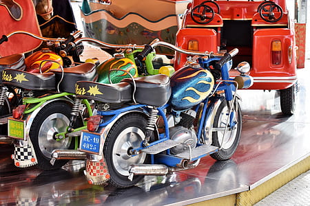 three assorted-color cruiser motorcycles scale models thumbnail