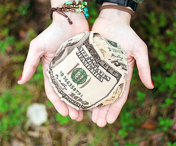 person holding 100 bankntoes thumbnail
