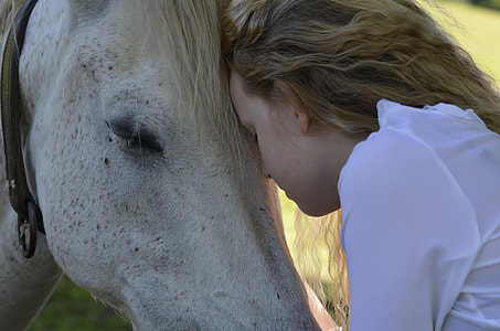 woman and horse bowing each otther thumbnail