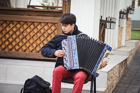 man playing diatonic accordion thumbnail