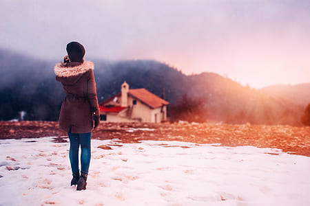 rule of thirds photography of woman facing backwards thumbnail