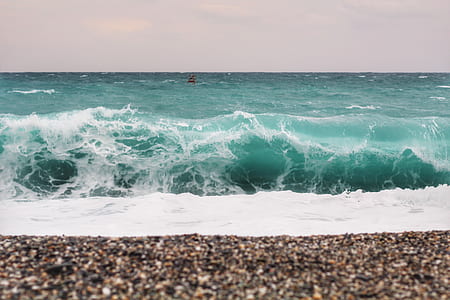 seashore with waves thumbnail