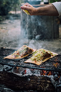 man squeezing lemon on grilled viand thumbnail
