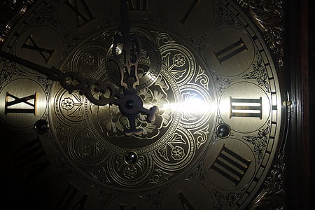 silver analog clock at 4 minutes pass 3 thumbnail