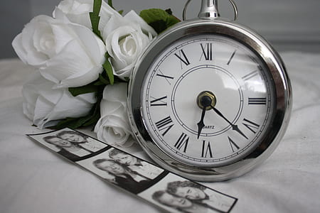 round silver-colored analog clock thumbnail