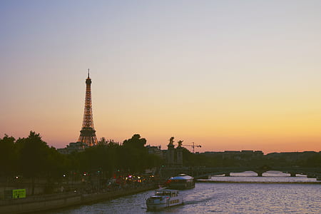 boats near Eiffel Tower thumbnail