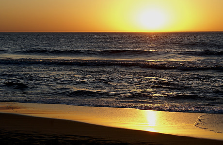 water waves under sunset thumbnail