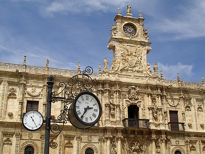 Facade of Convento de San Marcos in Leon, Spain thumbnail