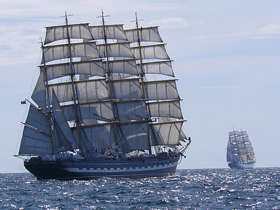 brown and gray galleon ship sailing during daytime thumbnail