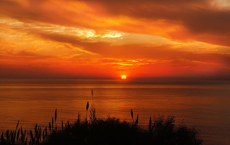 ocean horizon during sunset in landscape photography thumbnail