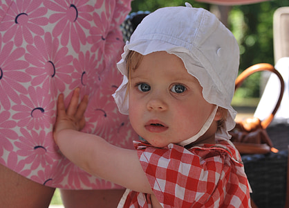 toddler in white hat thumbnail