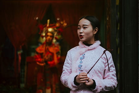 shallow focus photography of woman thumbnail