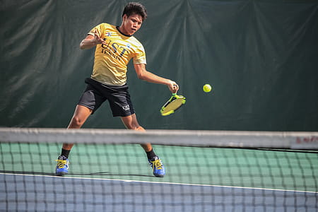 Man Playing Tennis thumbnail