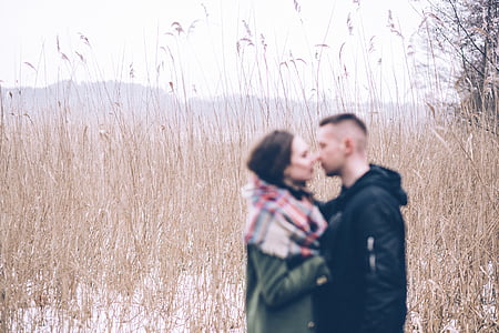 man and woman looking each other thumbnail