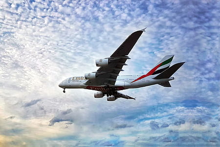 United Arab Emirates airliner flying thumbnail