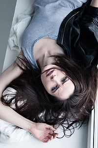 woman wearing gray tank tops while lying thumbnail