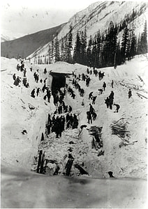 Workers Attempt to rescue buried collegues in 1910 in British Columbia, Canada thumbnail