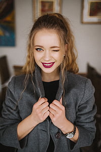 woman wearing gray blazer thumbnail