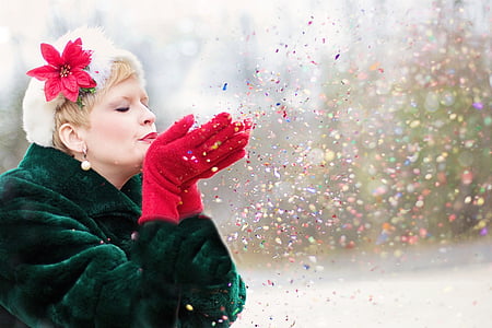 woman wearing red gloves thumbnail