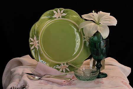 scalloped edge green ceramic plate and white lily centerpiece thumbnail