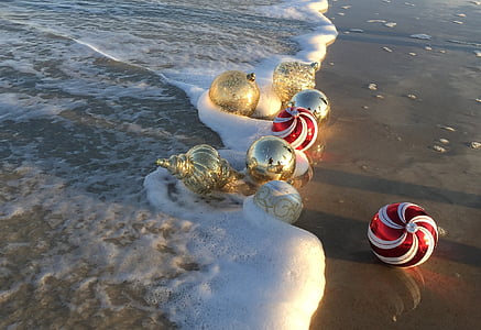 gold and red baubles thumbnail