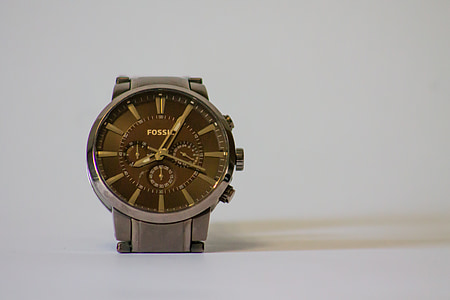 Fossil watch pointing at 8:05 thumbnail