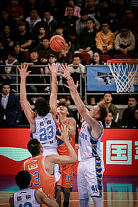 basketball players reaching for ball thumbnail