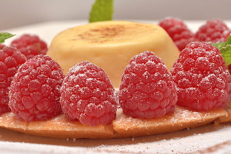 cake with raspberries thumbnail