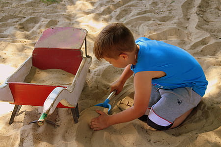 kid playing sand thumbnail