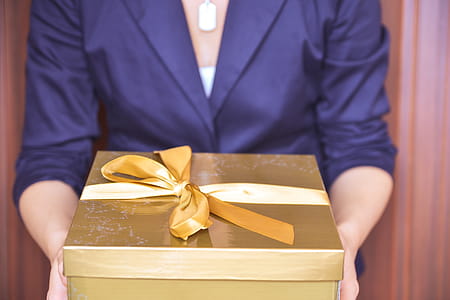 Gold Gift Box thumbnail