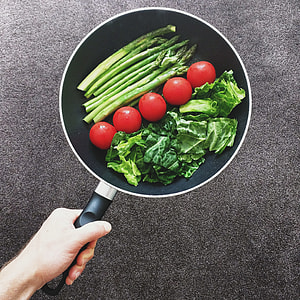 Stir frying vegetables thumbnail