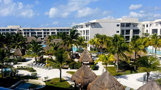 Resort and trees in Cancun, Quintana Roo, Mexico thumbnail