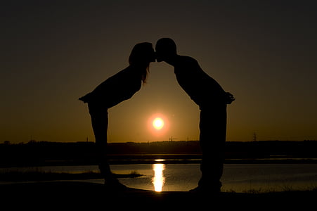 silhouette couple kissing under sunset thumbnail