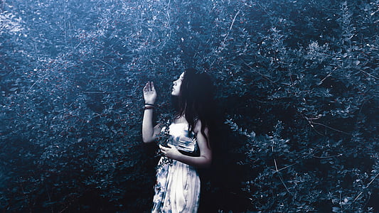 woman in white dress thumbnail