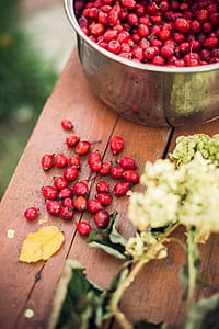 bunch of red round fruits thumbnail
