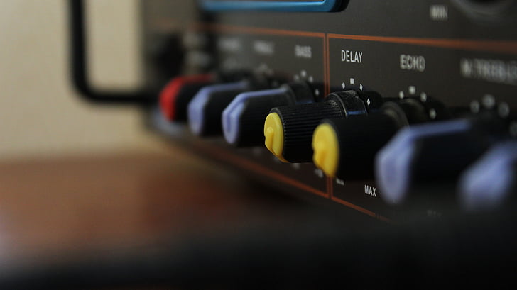 ampfiller-blur-close-up-control.jpg