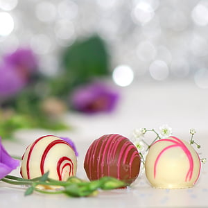 three coated pastries graphic wallpaper thumbnail