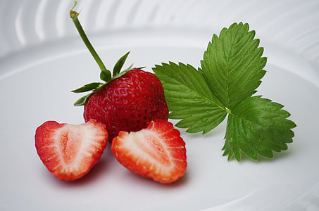 slice strawberry in plate thumbnail