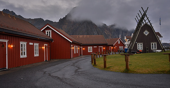 red houses undr gray sky thumbnail