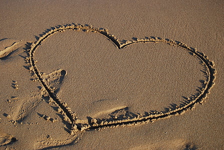 photo of white sand draw a heart thumbnail