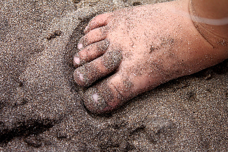 baby stepping on sand thumbnail
