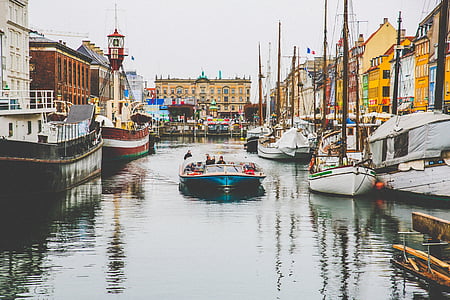 river with boats surround by houses thumbnail