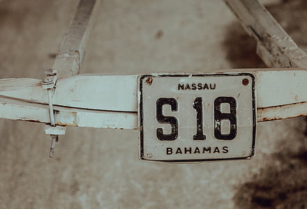 black and white Nassau S18 license plate thumbnail