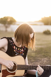woman playing guitar thumbnail